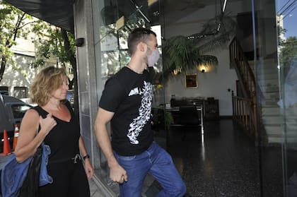 Pedro, hijo de Gerardo Rozín, en el velatorio de du padre