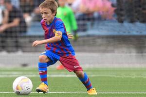 Pedro Juárez, la cinta de capitán, la camiseta de Barcelona y la pelota