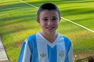 Con velocidad y gambeta, deslumbra a los 11 en Barcelona y quiere jugar en el futuro con la 10 de Argentina