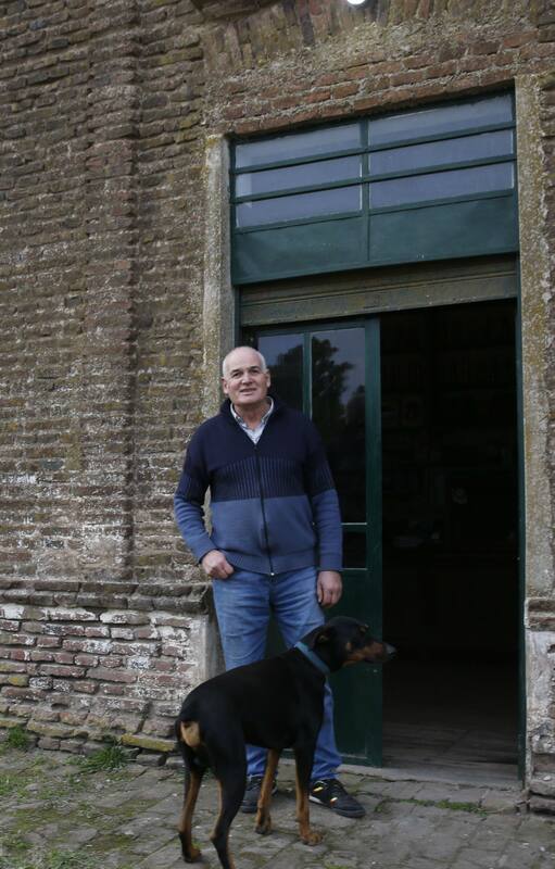 Pedro junto a su perro