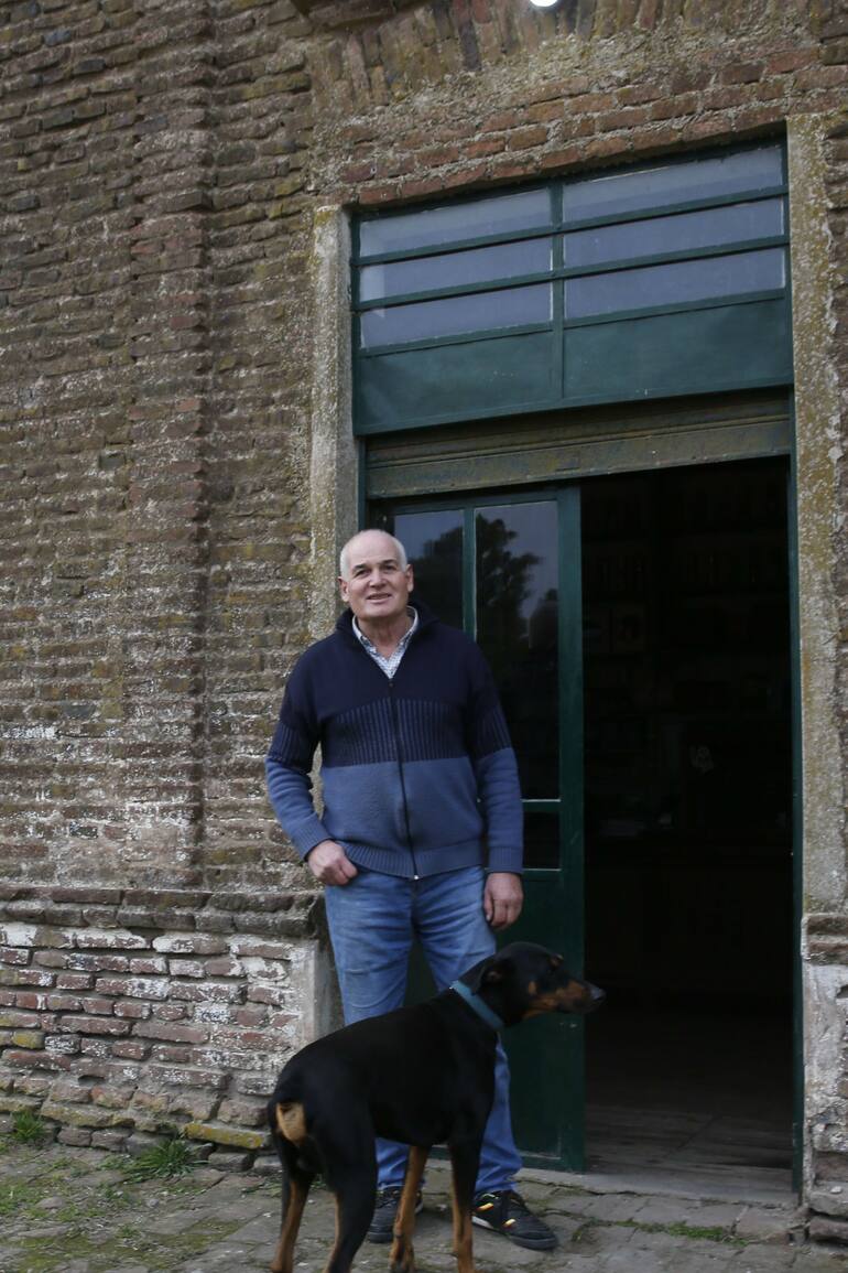 Pedro junto a su perro