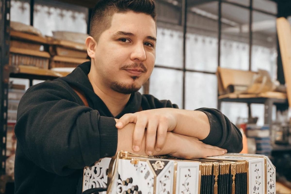 Pedro junto a uno de los bandoneones que restauró en su taller.