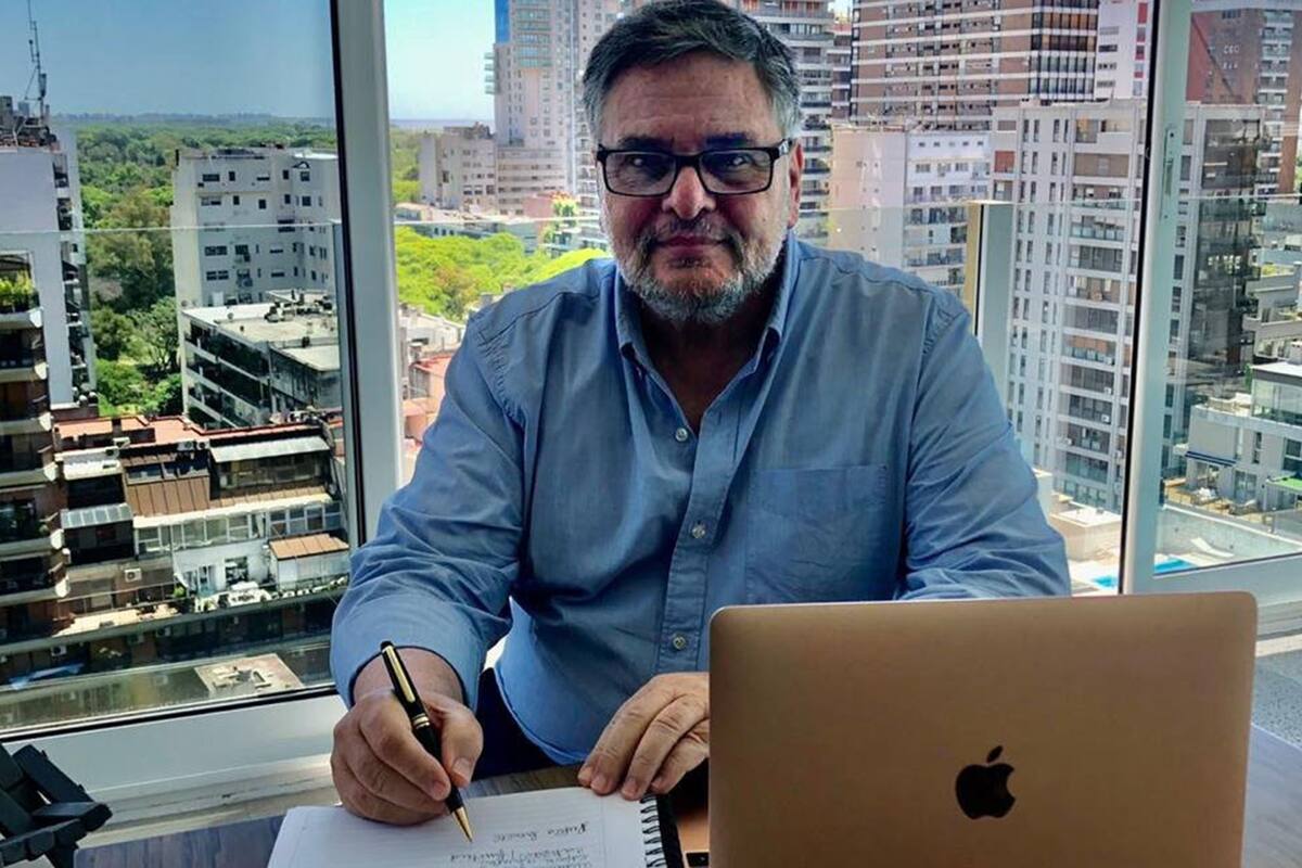 Pedro Kestelman Nació en Buenos Aires en 1955. Se recibió de médico en la UBA y realizó entrenamientos en psiquiatría infantil en Pittsburg y Filadelfia. Es presidente de la Asociación Argentina de Psiquiatría Infantil y profesiones afines (AAPI) y médico principal del servicio de Salud Mental del G