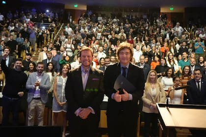 Pedro Less, vicepresidente de Políticas Públicas de Meta para América Latina, junto al Presidente Javier Milei en el Meta Day 2024