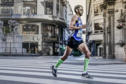 Pedro Luis Gómez pasa por Diagonal Norte en el Maratón de Buenos Aires 2017