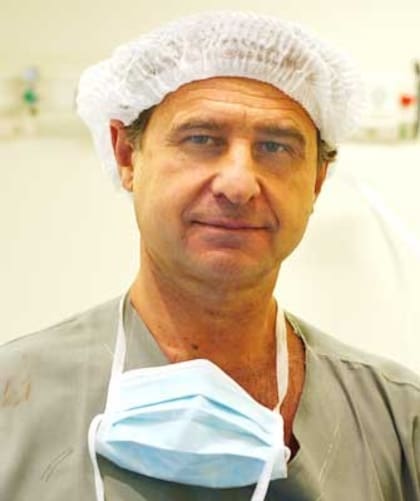 Pedro Lylyk, neurocirujano y director general de La Sagrada Familia, destaca la importancia de la rapidez en la consulta