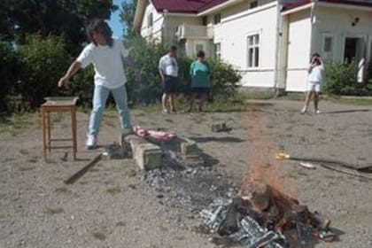 Pedro Massacessi, en Finlandia, como asador y junto a amigos