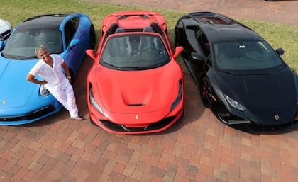 Pedro Massacessi junto a algunos de sus autos, una pasión que creció con el paso de los años en Estados Unidos
