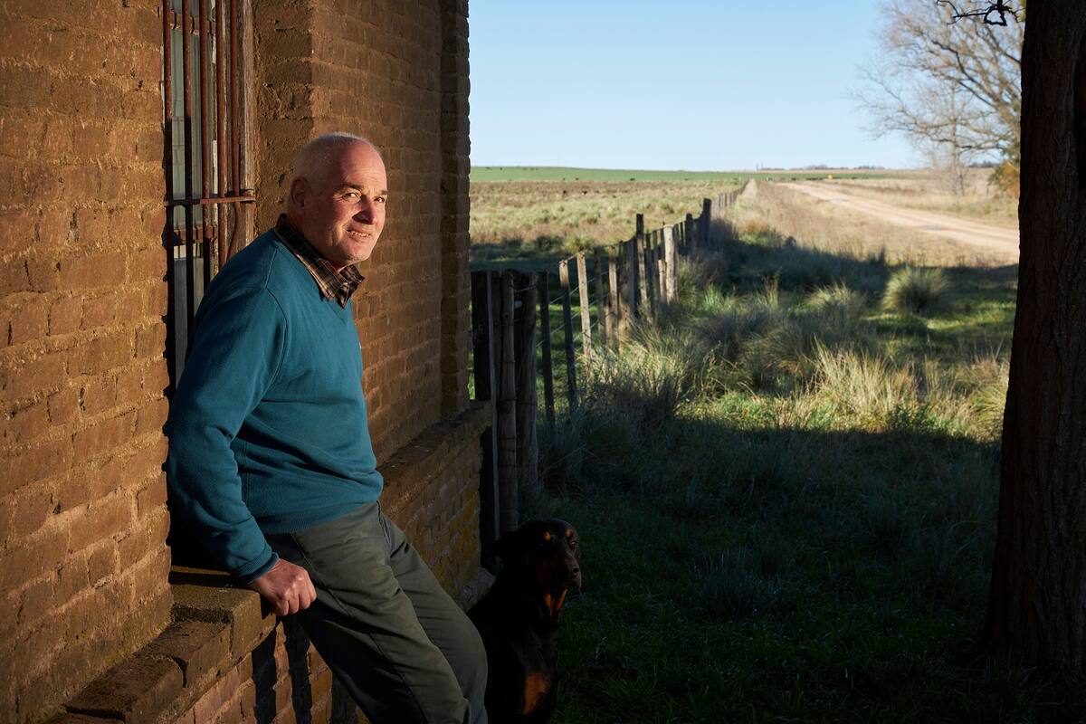 Pedro Meier. El último habitante de Quiñihual, departamento de Coronel Suárez, con su perro Moncho. Tiene una pulpería y trabaja en su campo. Antes del covid19 atendía unas 20 personas por día, puesteros de las estancias de alrededor, ahora quizá una sola por día.