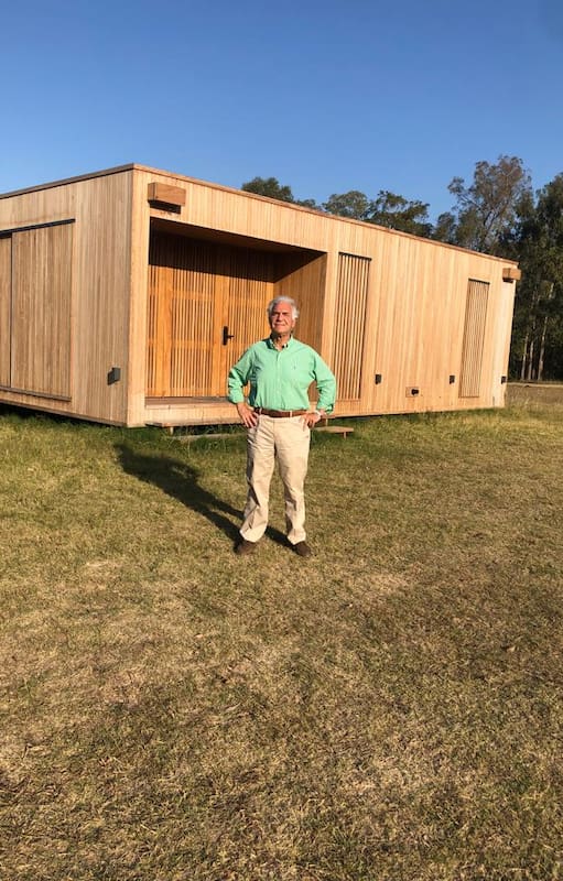 Pedro Melnitzky al frente de su casa añorada. Las piezas modulares son auténticos juegos de encastres, proyectados por el estudio argentino GGYA Arquitectura.