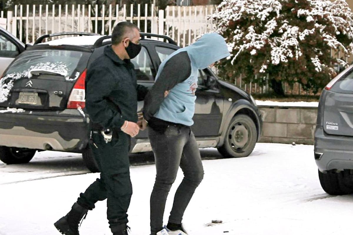 Pedro Monzón, uno de los cuatro detenidos, es llevado al juzgado de El Calafate