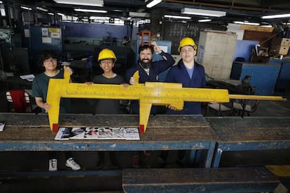 Pedro Nazar, escritor y docente, junto a los poetas electromecánicos Laureano Ramos, Luis Ángel Ricardi y Nicolás Bonada