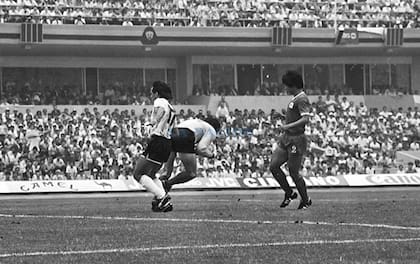 Pedro Pablo Pasculli, en el debut de la selección argentina ante Corea en México 86