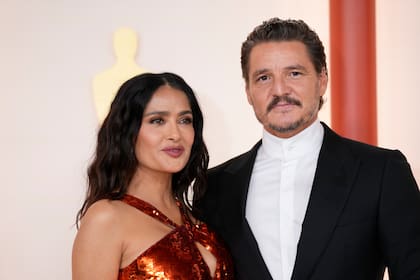 Pedro Pascal junto a Salma Hayek en la previa de la ceremonia de los Oscar