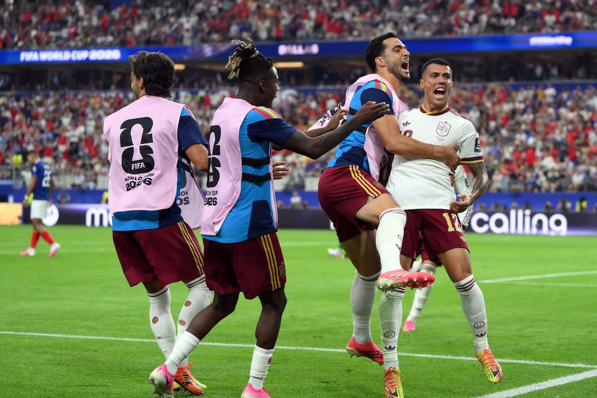 Pedro Porro celebra el segundo gol de España que se impuso por 2-0 ante Francia y se clasificó a la final de la Copa del Mundo (Photo by David Ramos / GETTY IMAGES NORTH AMERICA / Getty Images via AFP)