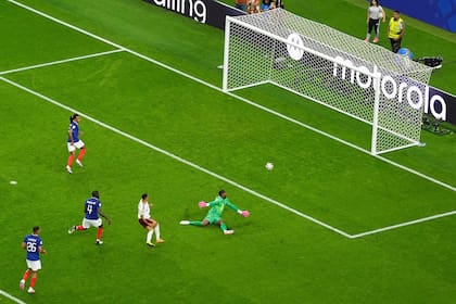 Pedro Porro ya sacó el remate que terminará con el 2-0 de España a Francia (AP Photo/Jessica Tobias)
