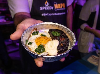 Pedro Rastellino, con su plato de morcilla de lengua y huevo pastoril de Tandil.