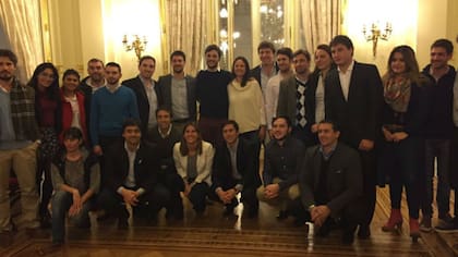 Pedro Robledo (en el centro) encabezó ayer una reunión con jóvenes dirigentes donde participaron miembros de un partido neonazi