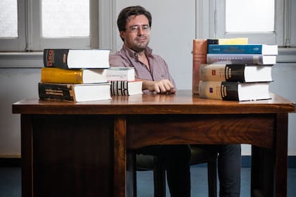 Pedro Rodríguez Pagani y sus colegas buscan vocablos del habla coloquial y luego los definen para que sean incorporados al Diccionario de la lengua de la Argentina.