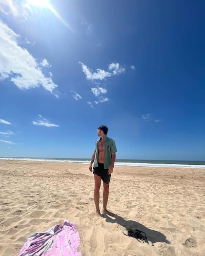 Pedro Rosemblat, en la playa: la foto, subida por Lali Espósito, confirmó el romance