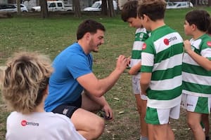 Pedro Rubiolo firma camisetas a chicos de su club, Círculo Rafaelino de Rugby; cada vez que vuelven a su ciudad, el segunda línea y Mayco Vivas vuelven a la institución que los formó.
