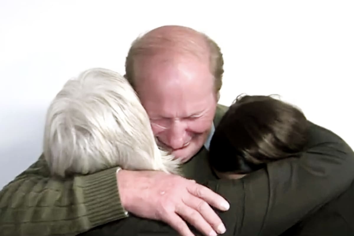 Pedro Sabo, padre del kiosquero asesinado, fundido en un abrazo con la esposa de la víctima (a la derecha) y otra familiar