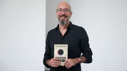 Pedro Salazar junto a su nueva obra Totalitarismo Total.
