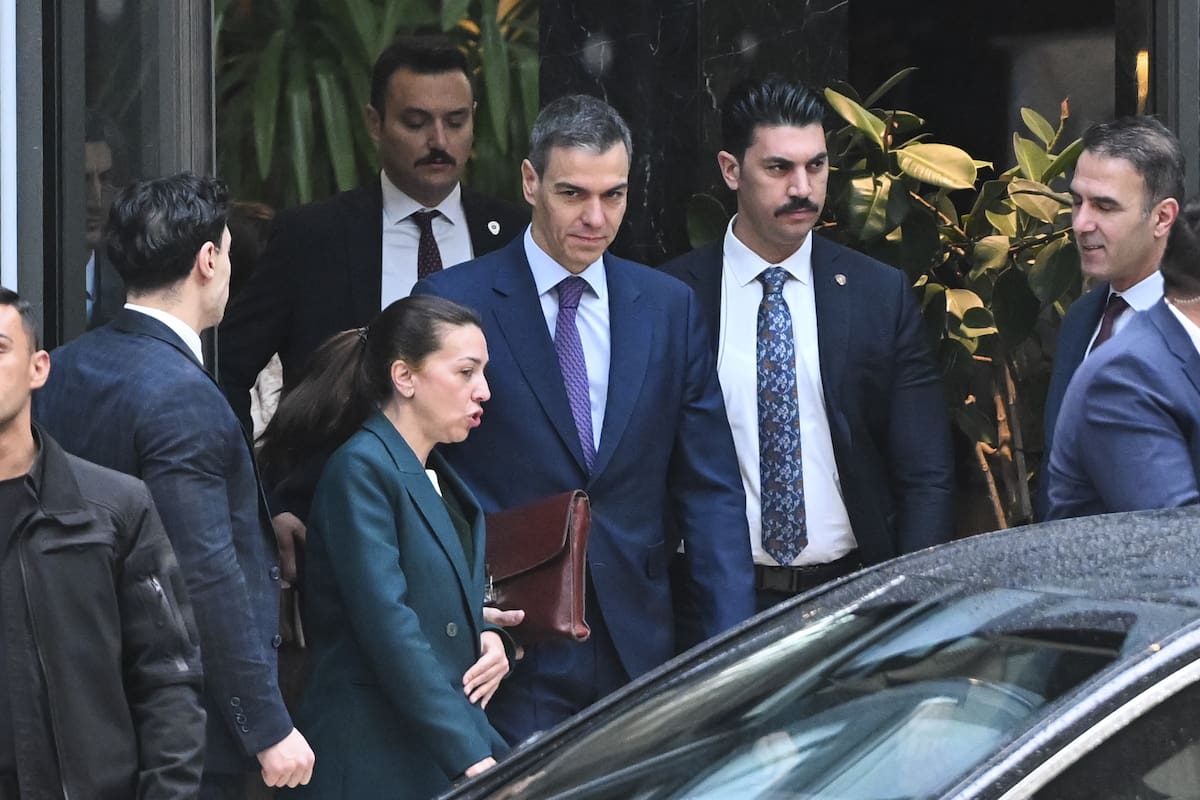 Pedro Sánchez abandona el hotel en Ankara