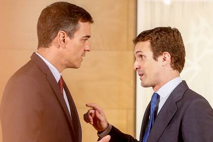 Pedro Sánchez dialoga con Pablo Casado