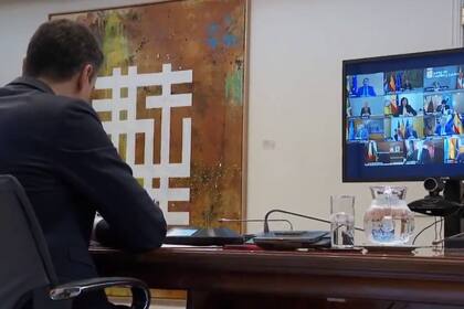 Pedro Sánchez, en la videoconferencia en la que acordó extender el plazo del confinamiento