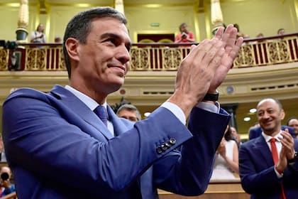 Pedro Sánchez aplaude cuando llega para asistir a la sesión constitutiva del Parlamento en el Congreso de los Diputados en Madrid el 17 de agosto de 2023