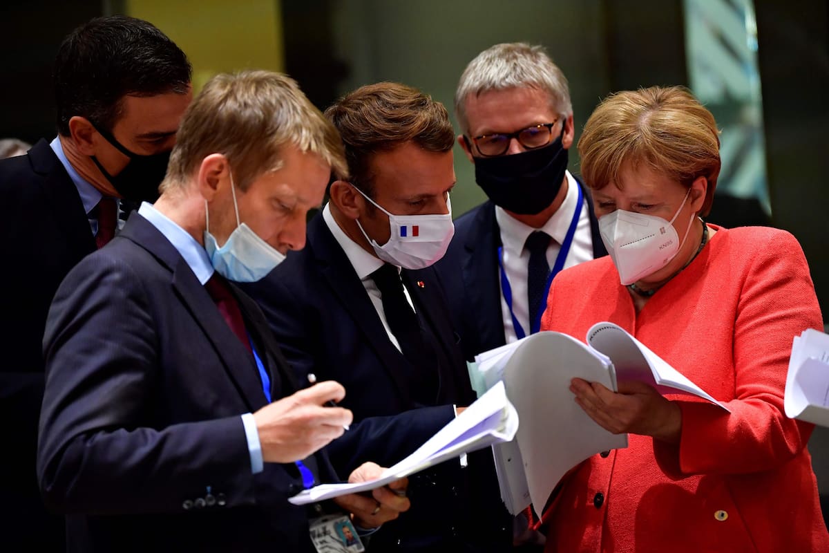 Pedro Sánchez (España), Emmanuel Macron (Francia) y Angela Merkel (Alemania), repasan los documentos de la cumbre de Bruselas