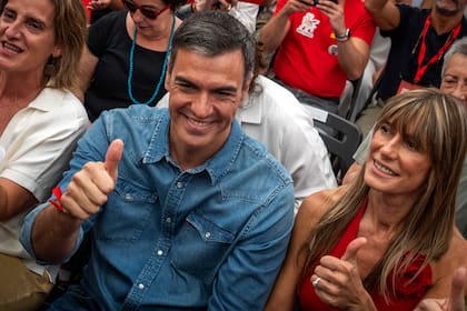 Pedro Sánchez junto a Begoña Gómez durante un acto de cierre de campaña en Madrid