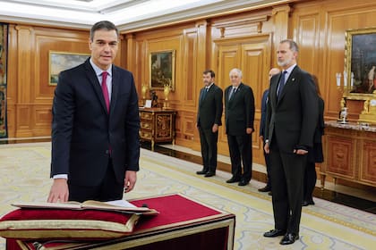 Pedro Sánchez jura su nuevo mandato ante el rey Felipe VI (Photo by Andres BALLESTEROS / POOL / AFP)