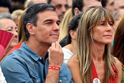 Pedro Sánchez y su esposa, Begoña Gómez. acusada de tráfico de influencias