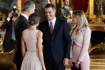 Pedro Sánchez y su mujer Begona Gomez junto con el rey Felipe VI y la reina Letizia