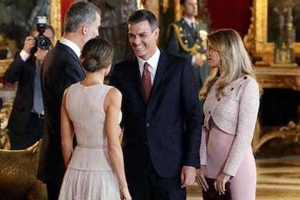 Pedro Sánchez y su mujer Begona Gómez junto con el rey Felipe VI y la reina Letizia