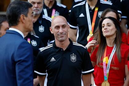 Pedro Sánchez y un saludo muy distante con Luis Rubiales, en el agasajo del gobierno al plantel femenino de España, campeón del mundo por primera vez