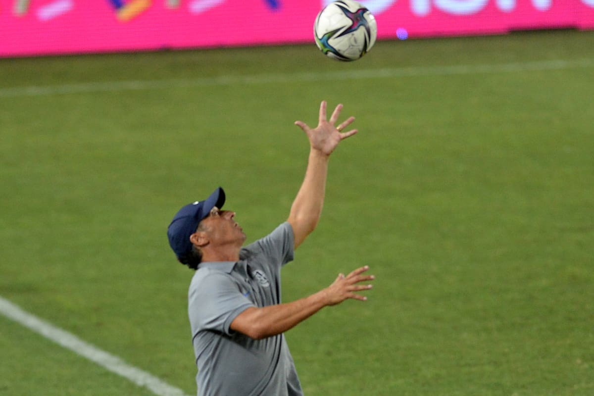 Pedro Troglio, DT de San Lorenzo, parece hacer malabares para que sus delanteros lleguen al gol; afrontará un abril clave para su futuro en la Copa de la Liga