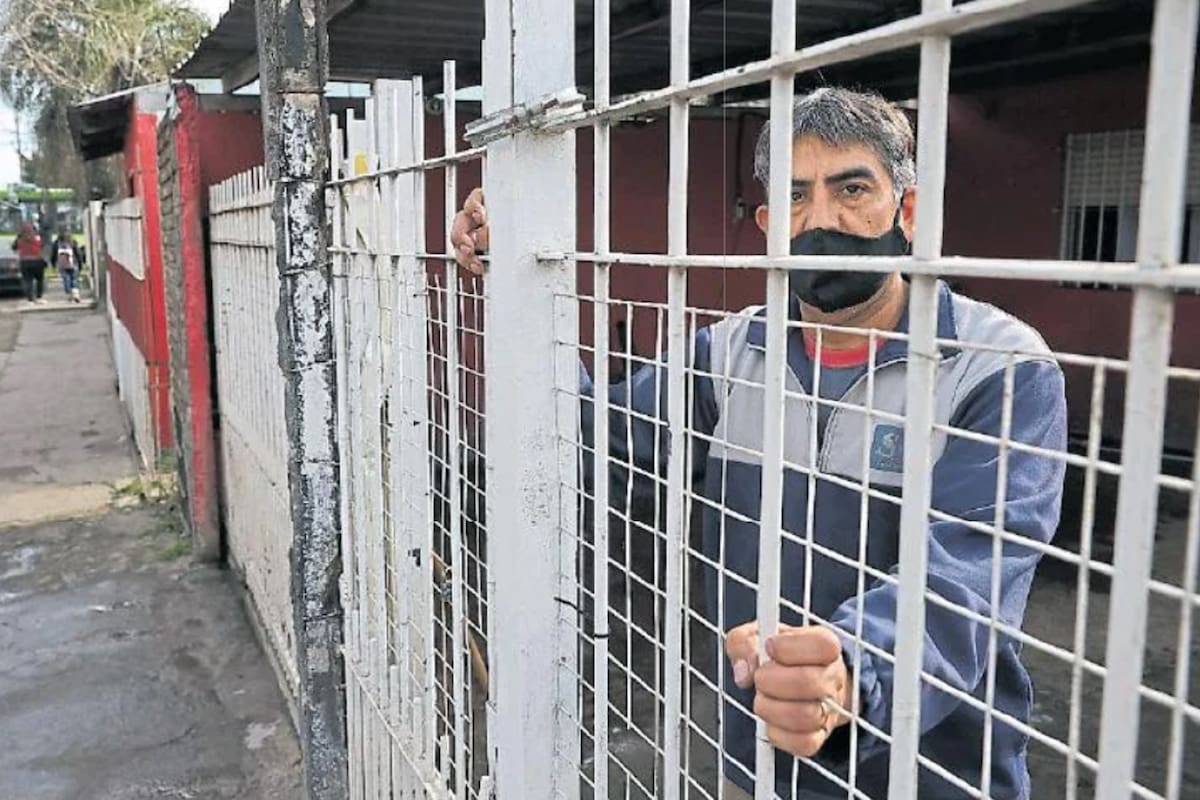 Pedro Ureña atiende tras las rejas su lavadero de autos de San Francisco Solano desde que su hijo Daniel fue asesinado allí mismo en un reciente asalto