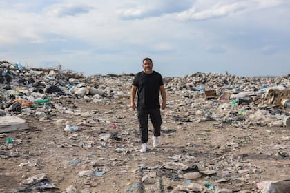 Pedro Vargas, director de Residuos Sólidos Urbanos de la Municipalidad de Luján, en la zona que resta sanear