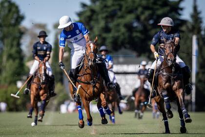 Pega Gonzalito Pieres sobre la marca de Diego Cavanagh