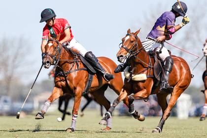 Pega Hilario Ulloa, uno de los líderes de La Irenita La Hache; se cubre Facu Sola, de Sol de Agosto, equipo que hizo un gran partido
