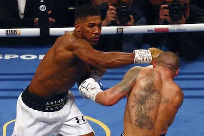 Pega Joshua sobre Usyk, que silenció Londres con su triunfo sobre el local