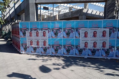 Pegatina en Boulevard Sarmiento y Santa Rosa, en Villa Krause