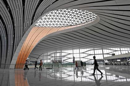Ha sido construido para aliviar la saturación del Aeropuerto Internacional de Pekín-Capital, el segundo con más tráfico del mundo después del de Atlanta en Estados Unidos