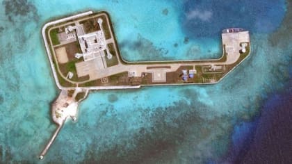 Pekín reclama como propio casi la totalidad del mar de China Meridional y ha construido en la disputada zona desde ciudades a pistas aéreas o instalaciones turísticas o de potencial uso militar. Foto aérea de 2018