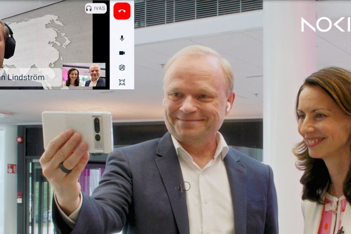 Pekka Lundmark, el CEO de Nokia, en una videollamada con Stefan Lindström, el embajador de digitalización de Finlandia, usando el nuevo formato de audio y video inmersivo