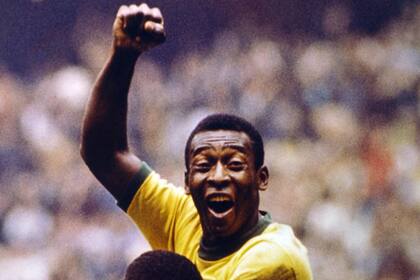 Pelé, de cabeza, marcó el 1-0 frente a los italianos; fue el gol número 100 de Brasil en los mundiales.