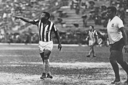 Pelé son la casaca de Santos